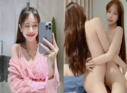 Lâm Thái Vy và người bạn gái thân móc bím trong buổi phát sóng trực tiếp